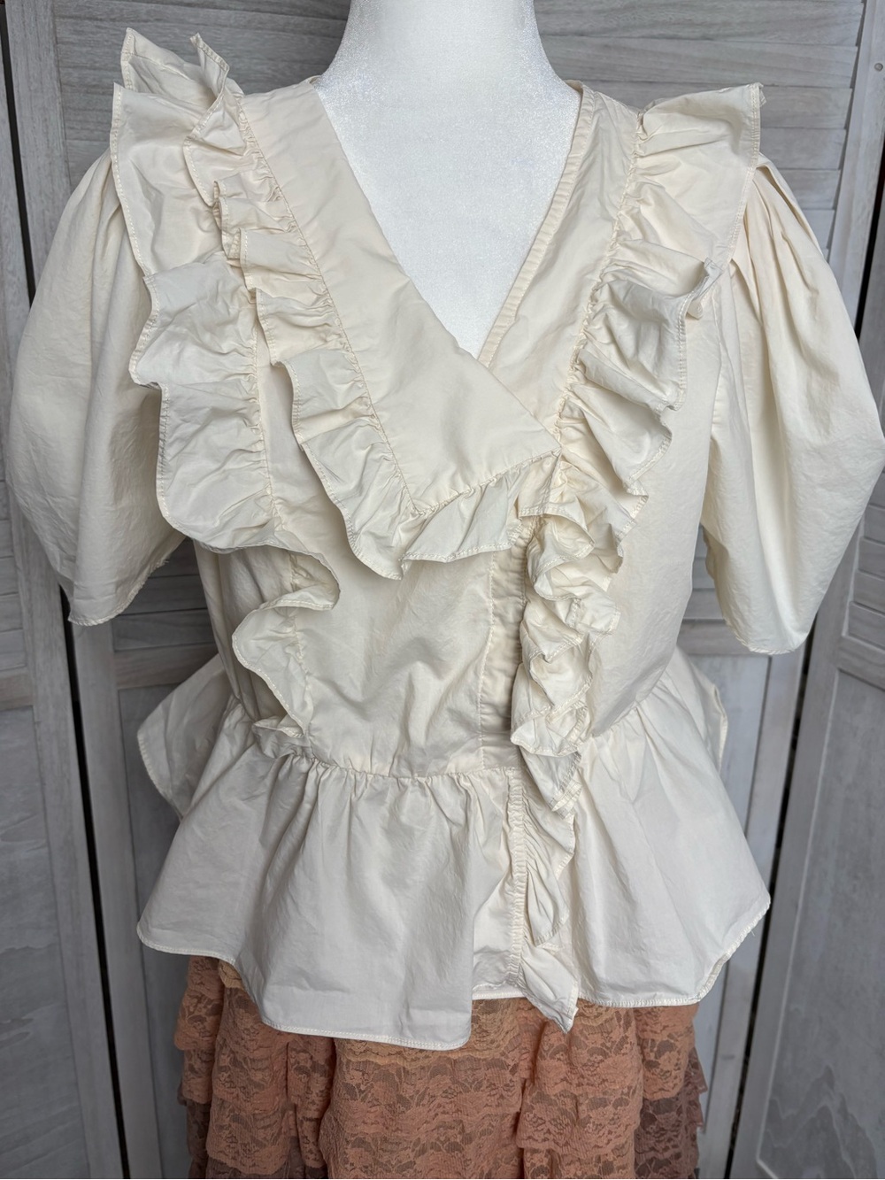 Skies Are Blue Cream Ruffled Blouse szM